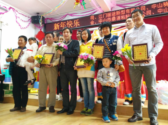 溫情一刻：榮業(yè)臘味小王子與工療站工友慶團年